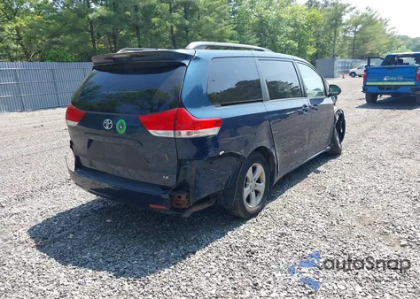 2011 Toyota Sienna Le V6 z USA, uszkodzony, nr VIN 5TDKK3DC2BS024566